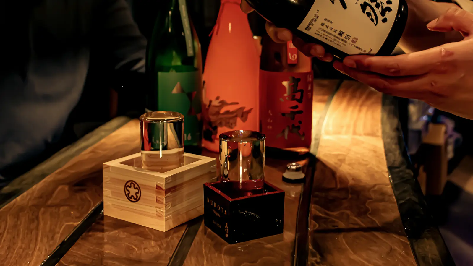 사케다케루 — 마감재·벽면 디테일, 음식점 인테리어